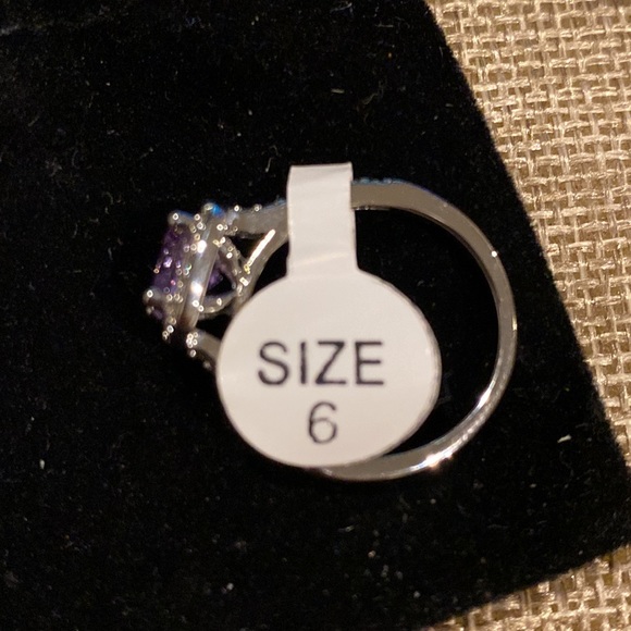 Size 6, Amethyst color cubic zirconia Silver ring with clear zirconia inlays. - Picture 4 of 4
